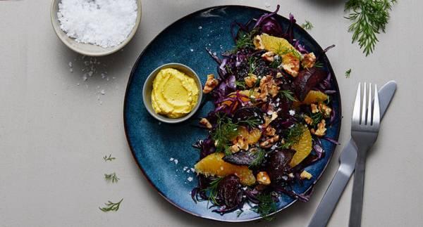 Julsallad med rödbetor, apelsin och saffransfärskost