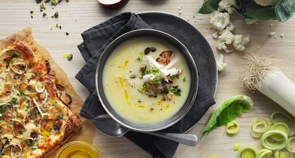 Blomkålssoppa med äpple och purjolök