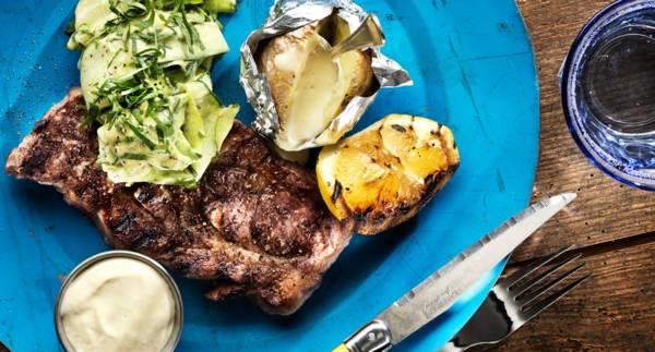 Grillkarré med getostkräm, marinerad zucchinisallad och bakad potatis
