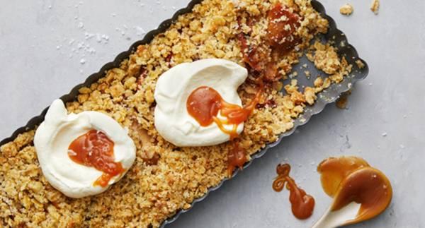 Äppelpaj med vispgrädde och kolasås