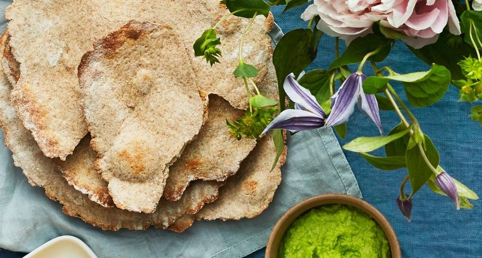 Hemgjort knäckebröd med grönärtsröra