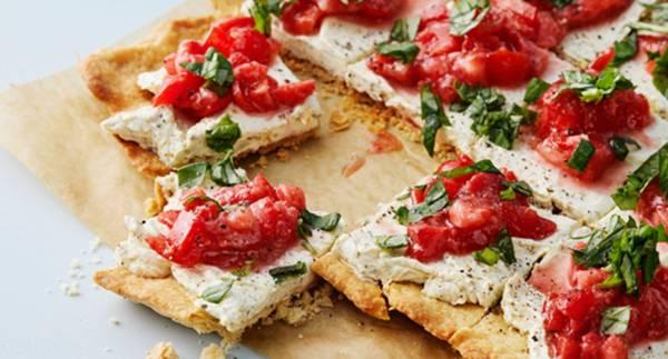 Paj med färskost och tomat- och jordgubbssalsa