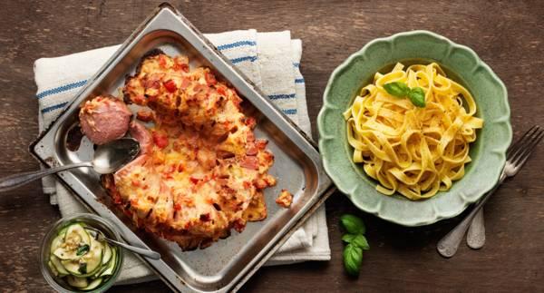 Ugnsstekt falukorv med paprika, tomat och tagliatelle