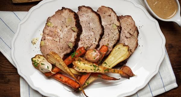 Vitlöksspäckad fläskkarré med rostad potatis & grönsaker