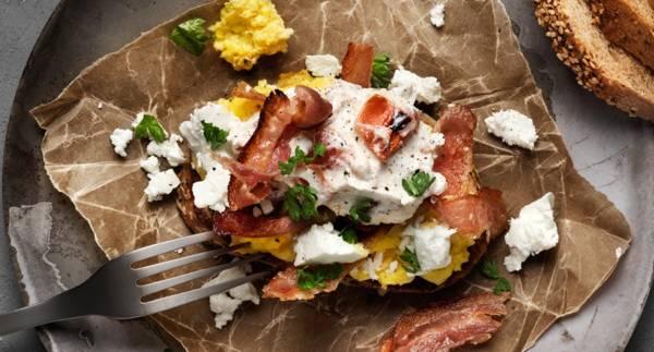 Fullkornstoast med ägg, bacon, feta och yoghurt