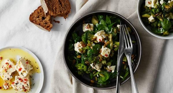 Rostad broccolisallad med chilimarinerad fetaost
