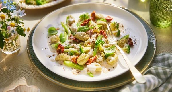 Gnocchi med cashewnötskräm och broccoli