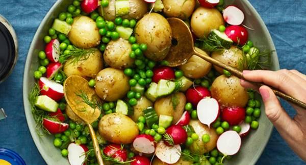 Potatissallad med ärtor och vitlöksvinägrett