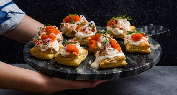 Smördegsrutor med hummer och stenbitsrom