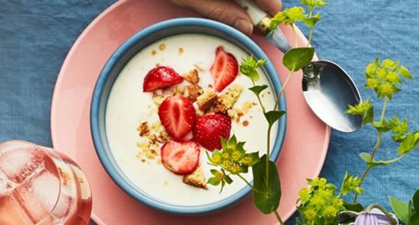 Koldskål med färska jordgubbar och mandelkakor