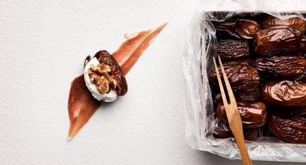 Snittar med dadlar och getost