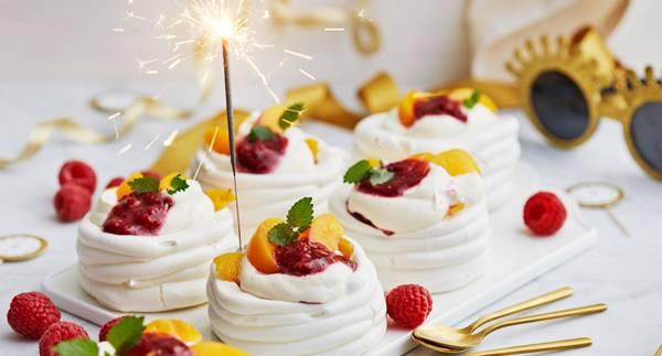 Peach melba pavlova