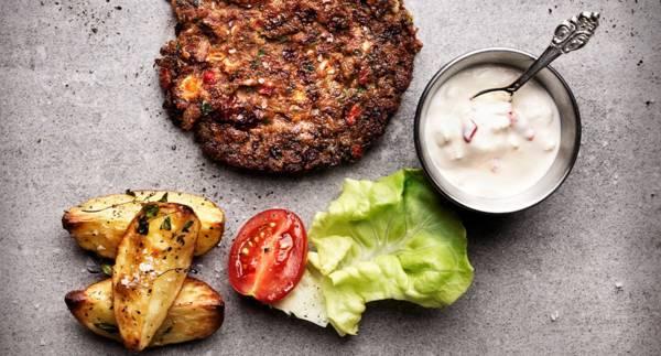 Kikärtsbiffar med klyftpotatis och fetaoströra
