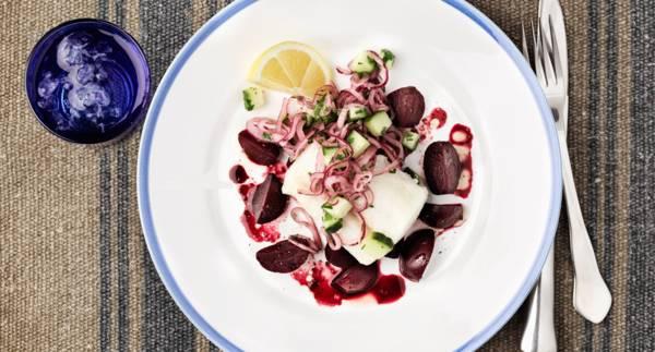 Torsk med ljumna rödbetor och gurksallad