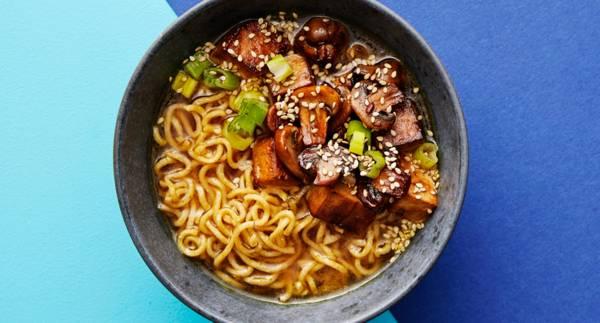 Ramen med sojastekta champinjoner, tofu och sesam