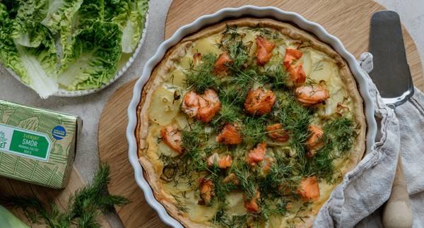 Paj med varmrökt lax, purjolök och dill