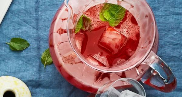 Jordgubbs- och rabarberlemonad med mynta