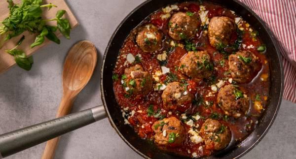 Fetaostfyllda köttbullar i tomatsås