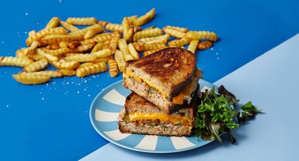 Tuna melt med pommes frites