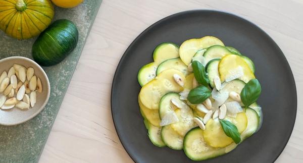 Zucchiolosallad med citronvinägrett, hyvlad parmesan och rostade mandlar