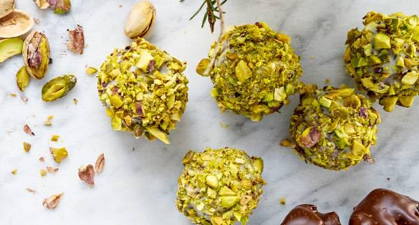 Mandelbollar med dadlar, pistage och lime