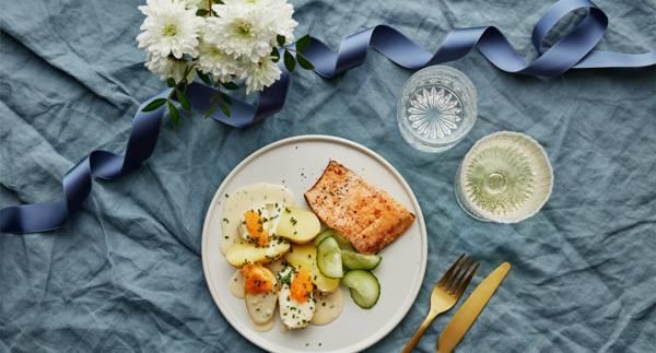 Röding med löjromspotatis, smör- och gräslökssås och syrlig gurka