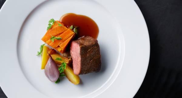 Kryddstark ryggbiff med morot, saltbakad gulbeta, scharlottenlök, mandelpotatispuré och skysås