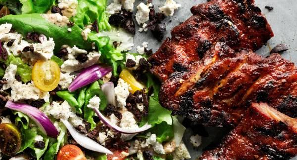 Grekiska kamben med yoghurtsås på soltorkad tomat, oliver och fetaost