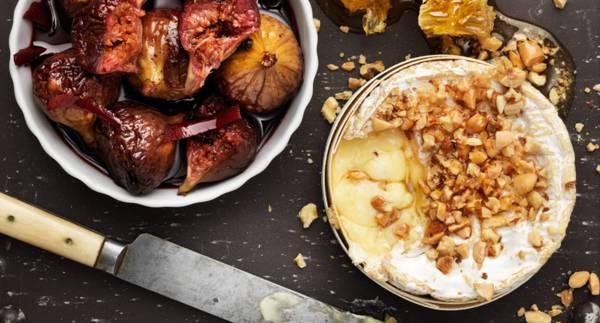 Bakad camembert med glöggkokta fikon