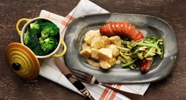 Grillkorv med syrligt äpple och senapsstuvad potatis