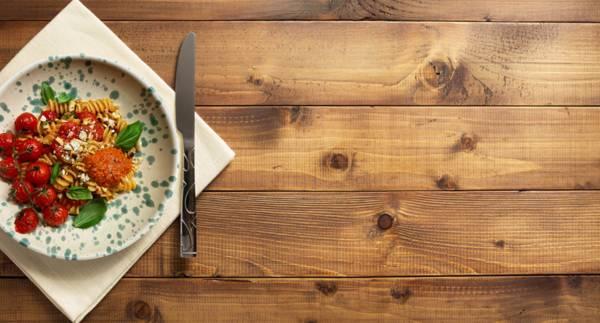 Enkel vardagspasta med ugnsbakade tomater och pesto rosso