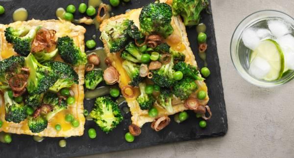 Broccoli med apelsinsmörsås, gröna ärtor och krispig lök