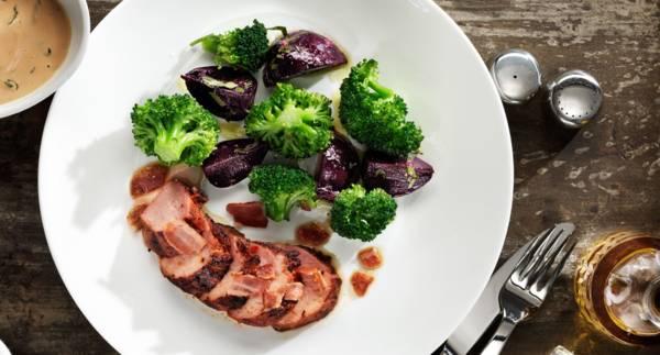Grillad skinkrulle med knaprig bacon, örtsås, broccoli och knipprödbetor