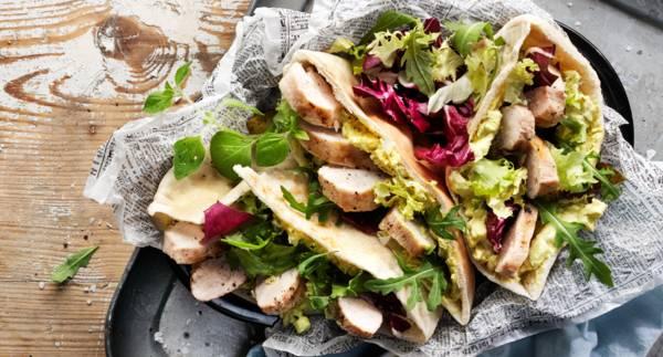 Grillade kycklingbröst i pitabröd med curryremoulad, saltgurka och äpple