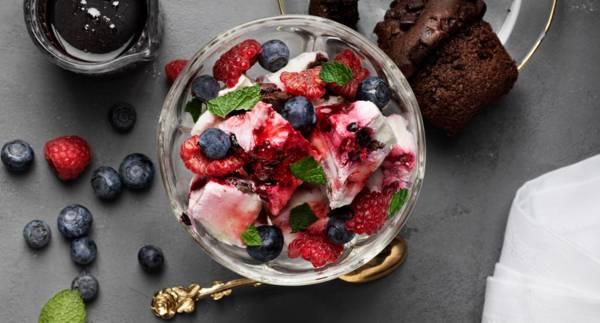 Hemmagjord brunchglass smaksatt med hallon, blåbär och choklad