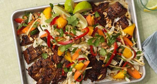 Mango- & kålsallad med grillad fläskkarré