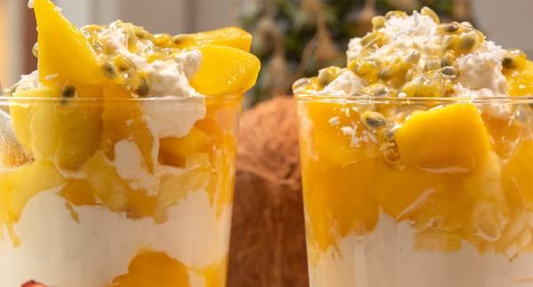 Mango- och ananaskompott med kokosgrädde