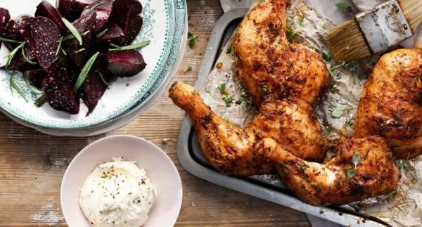 Grillad kycklingklubba med rödbetor och getostcreme