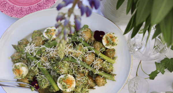 Potatissallad med dillpesto, ägg och sparris