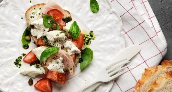 Grekiskt lantbröd med mozzarella och kalkon