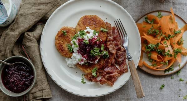 Potatisbullar med bacon, lingon och keso