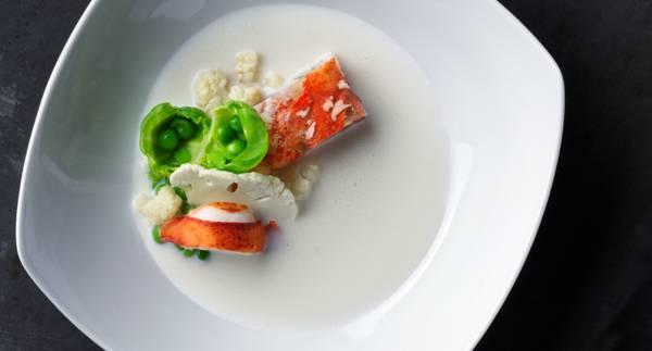 Blomkålssoppa med hummer, citronpicklad blomkål, ärtor och brysselkål