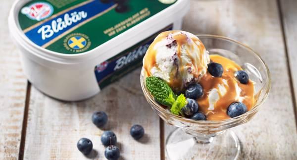 Blåbärsglass med salt kolasås