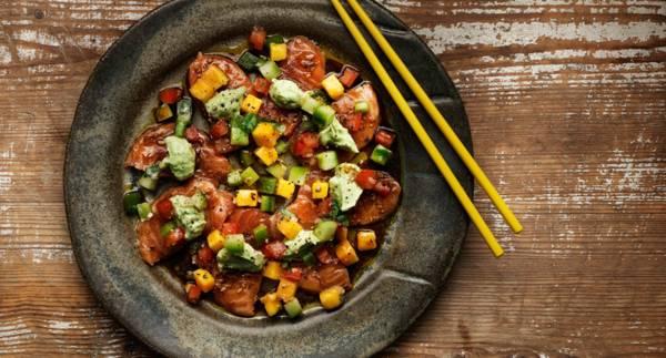 Sashimi på Salma-lax med mangosallad & avokadokräm