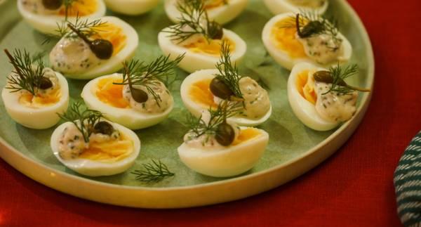 Ägghalvor med ansjovisröra