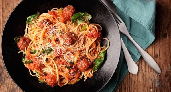 Köttbullar med spaghetti och tomatsås