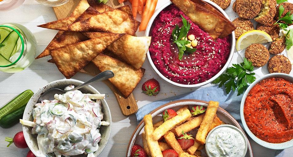 Halloumisticks med citronyoughurt och jordgubbar