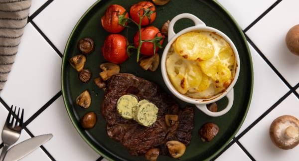 Entrecôte med potatisgratäng och örtsmör