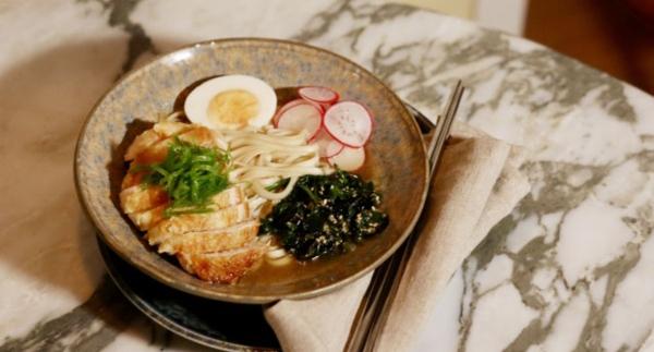 Snabb kycklingramen med stekt spenat och ägg