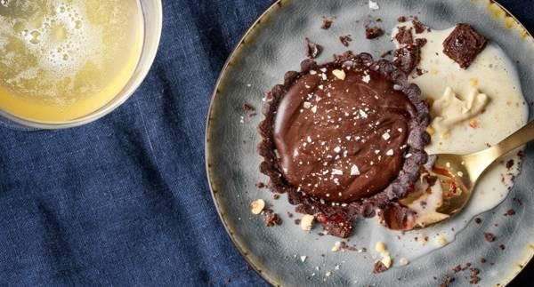 Choklad- och hallontarteletter med hasselnötsglass